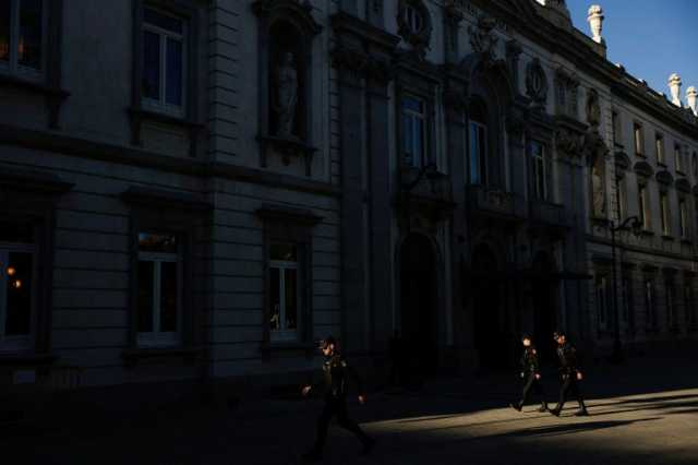 المحكمة العليا في إسبانيا تأمر بمحاكمة وزير النقل السابق بتهم فساد