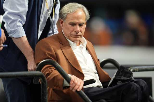 كير يرفع دعوى ضد حاكم تكساس