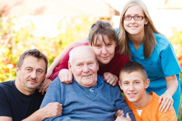 لماذا ينسى مرضى ألزهايمر عائلاتهم وأصدقاءهم؟