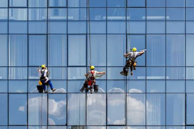 تأرجحوا في الهواء لأكثر من ساعتين.. الرياح تعصف بعمّال تنظيف واجهات في إسطنبول