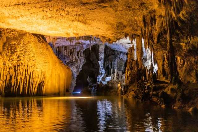 حفل في قلب مغارة جعيتا يثير غضب لبنانيين.. ووزارة السياحة تتحرك