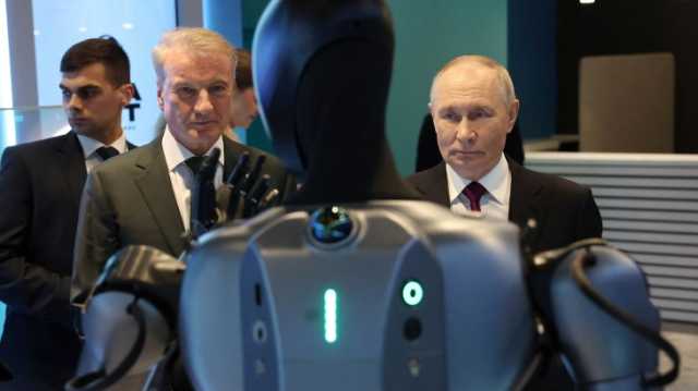 شاهد: روبوت روسي يقدم للرئيس بوتين عرضا راقصا