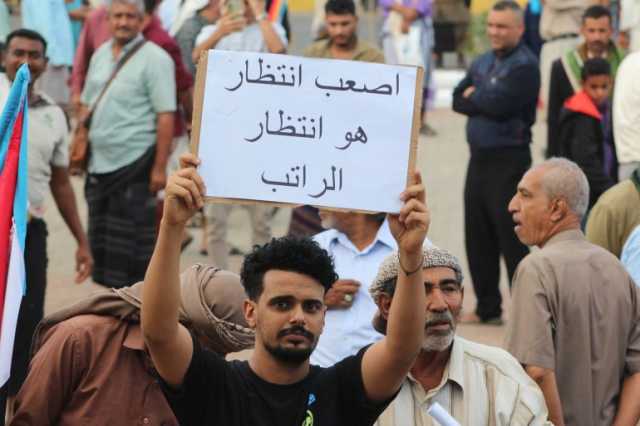 تأخر صرف الرواتب الحكومية في اليمن يزيد الضغوط الاقتصادية