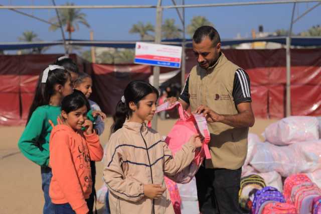 قطر الخيرية توزع 45 ألف حقيبة مدرسية على أطفال غزة