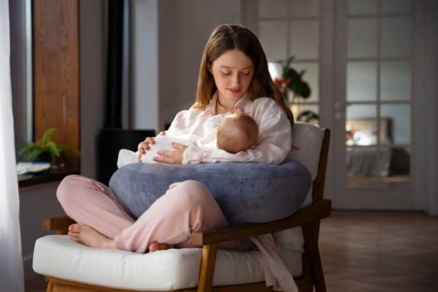 سر الساعة البيولوجية في حليب الأم.. رسائل ذكية تنظم نوم طفلك