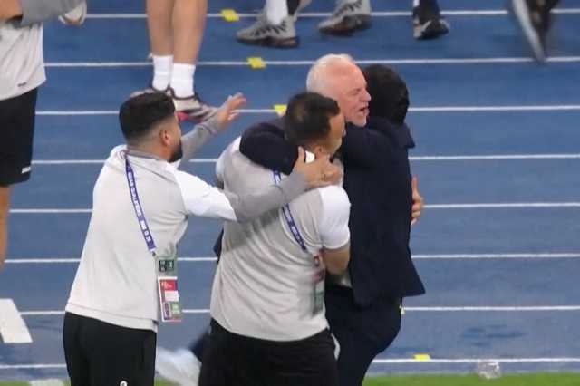 لقطة لمدرب العراق وهو يدير ظهره لركلة الجزاء أمام الإمارات تخطف الأنظار