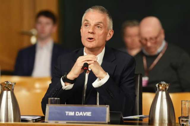 تيم ديفي مدير إذاعة بي بي سي الذي أطاح به خطاب لترامب