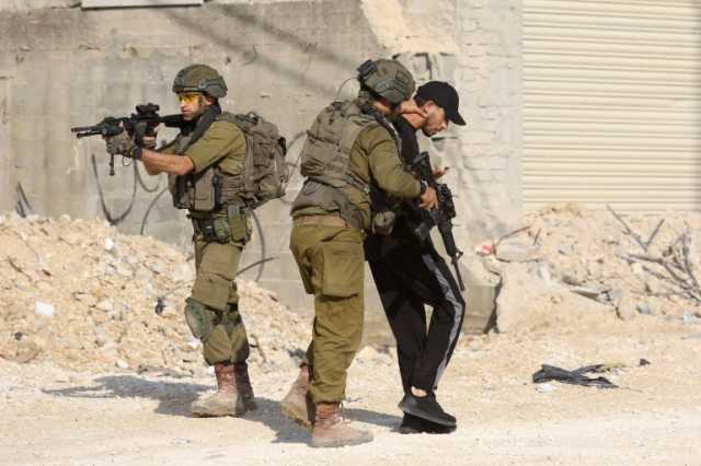 اقتحامات واسعة بالضفة والاحتلال يعتقل 100 فلسطيني شمال الخليل