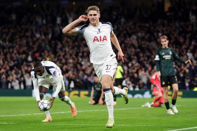 شاهد.. هدف خيالي من دي فين مدافع توتنهام بدوري الأبطال