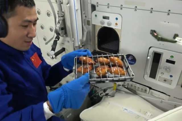 أول حفل شواء في الفضاء.. رواد صينيون يحتلفون بالإنجاز على طريقتهم