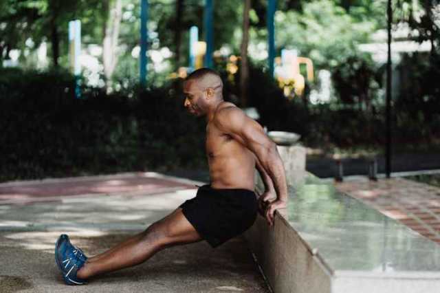 تشكو من إجهاد أسفل الظهر؟ ابدأ بهذه التمارين لتقوية عضلاتك المائلة