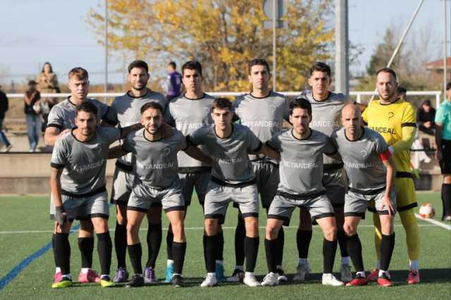 أغرب فريق في العالم.. لا اسم له وجماهيره تختار تشكيلته وطفلة صممت قميصه