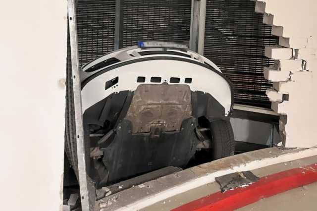 سيارته الرياضية علقت بالهواء.. نجاة تسعيني ألماني من الموت في مرآب