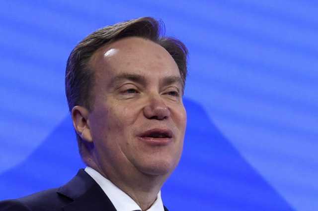 رئيس المنتدى الاقتصادي يحذر من 3 فقاعات تهدد الأسواق المالية