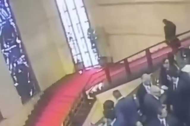 حطّم عملا فنيا عمره 90 عاما.. سياسي إيطالي يعتذر بعد عثرة فادحة