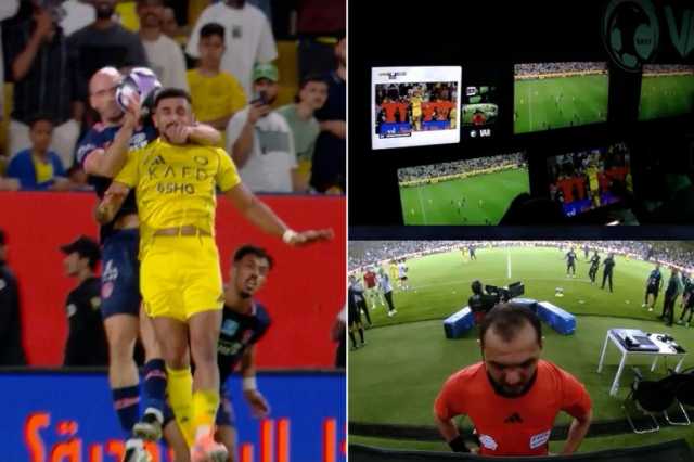 شاهد.. ركلة جزاء رونالدو تفجّر سخرية محرز ونجوم الدوري السعودي