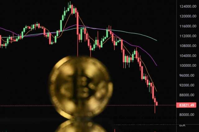 بتكوين تهبط 5% إلى ما دون 90 ألف دولار