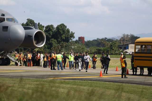 أرقام قياسية لمغادرة المهاجرين أميركا وإدارة ترامب تشتري طائرات لترحيلهم