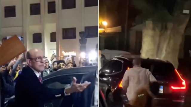 الفنان محمد صبحي يثير جدلا واسعا بعد طرده لسائقه أمام الجمهور