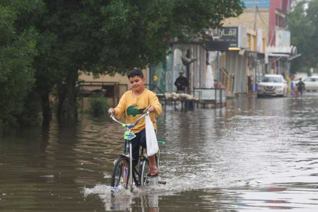 تقلبات جوية حادة بالمنطقة.. قتلى بالعراق والسعودية تحذّر من فيضانات وصواعق