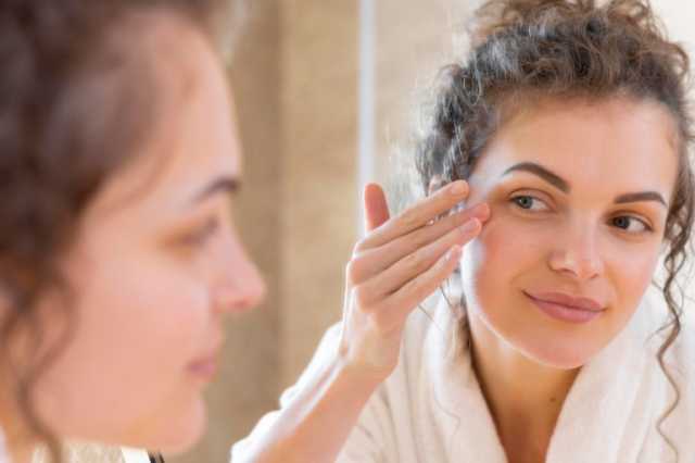 10 إجراءات تجميلية شائعة تدمر العين دون أن تشعري