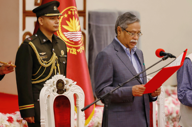 رئيس بنغلاديش يعتزم التنحي في منتصف ولايته لشعوره بالإهانة