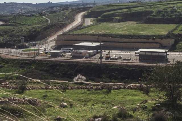 إخطار بهدم جميع منازل قرية النعمان بالقدس ومستوطنون يقتحمون الأقصى