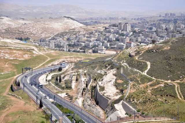 شبكات الطرق الاستيطانية في الضفة الغربية بنية تحتية لفرض الضم