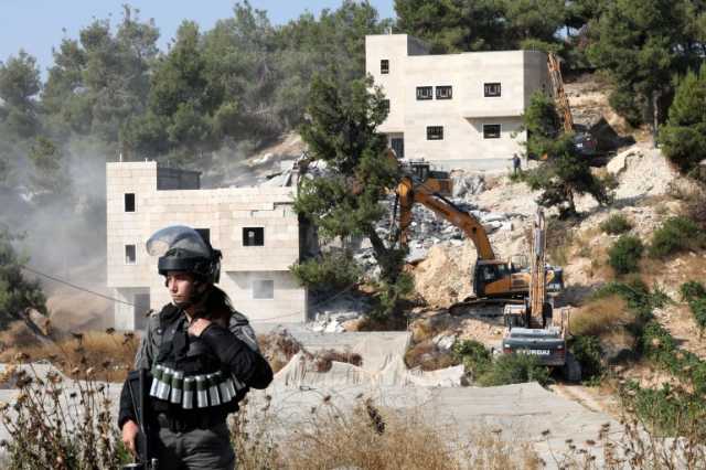 إسرائيل تهدم منزلا وتعتقل طفلا و6 فلسطينيين في مخيم الجلزون بالضفة الغربية