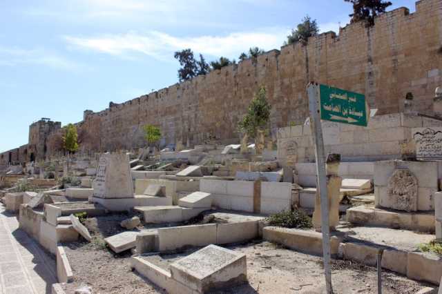 مستوطنون يحطّمون شواهد قبور إسلامية بالقدس