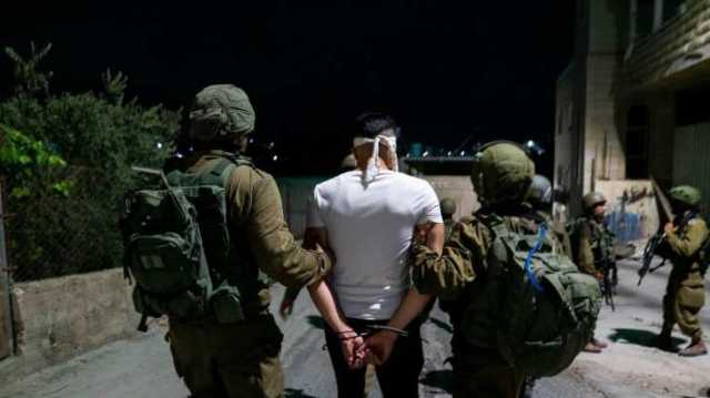 مستوطنون يحرقون ممتلكات فلسطينيين واعتقالات واقتحامات بالضفة