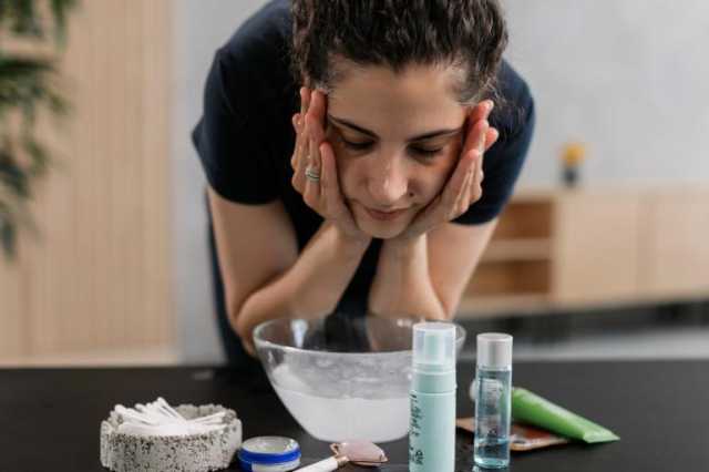 اختبار البشرة.. كيف تستخدمين مقشرات التفتيح بأمان؟