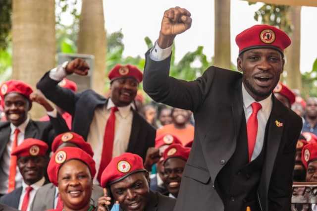 انتخابات أوغندا.. مواجهة القبعات الحمر والموجة الصفراء