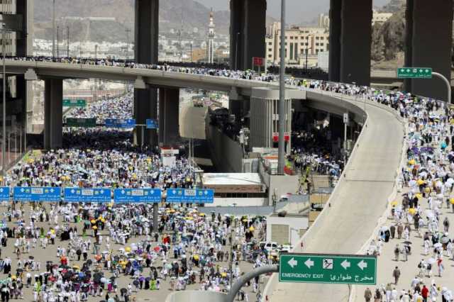 حجاج بيت الله يرمون الجمرات ثاني أيام التشريق والمتعجّلون يتأهبون للرحيل من مِنى