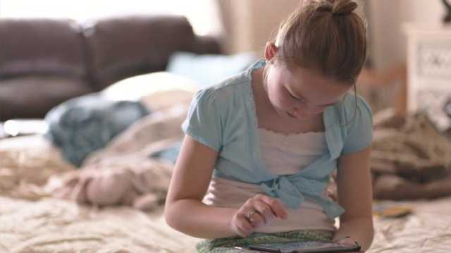 قضاء الأطفال وقتا طويلا أمام شاشات الأجهزة الإلكترونية يضعف التعلم اللغوي