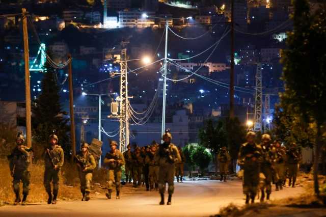 مستوطنون يدنسون مسجدا شرقي نابلس والدبابات تطلق النار جنوبي جنين