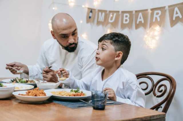 ما فوائد تعليم الأطفال تناول الطعام ببطء ولماذا تسهل المهمة في رمضان؟