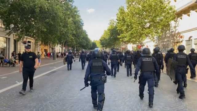 تجاوزت مليون يورو ووصفها البعض بالعار.. لماذا يتبرع الفرنسيون لعائلة الشرطي أكثر من والدة الضحية؟