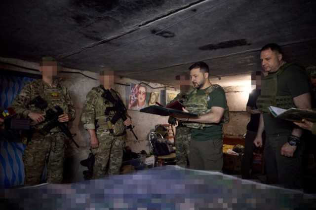 زيلينسكي يزور جبهة باخموت وروسيا تعلن تلقيها 30 مبادرة سلام بشأن أوكرانيا