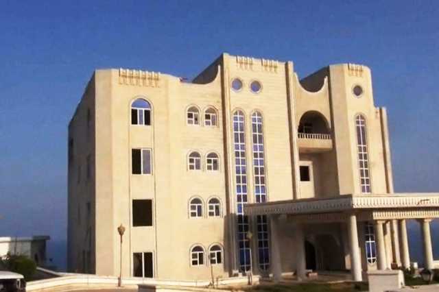 رئيس مجلس القيادة الرئاسي باليمن يأمر بالتحقيق في حادث محاصرة مقر رئيس الوزراء بعدن