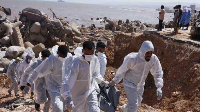 شاهد.. كاميرا الجزيرة تنقل لحظات انتشال جثث إعصار دانيال ودمار مدينة درنة