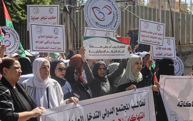 وقفة نسوية بغزة استنكارا لتعرية مجندات إسرائيليات 5 فلسطينيات