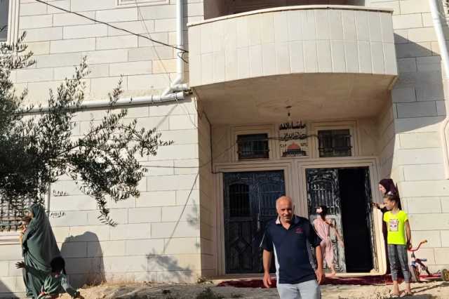 توعد بالثأر بعد إرغام مجندات إسرائيليات 5 فلسطينيات على التعري بالخليل
