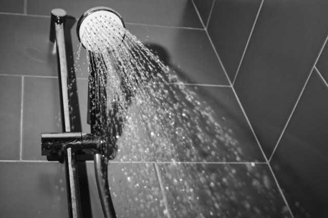 بالماء الساخن أم البارد؟ ما درجة الحرارة المثلى للاستحمام؟