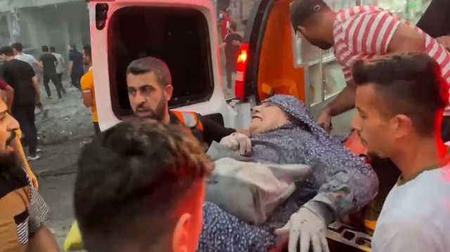 مشاهد مروعة.. انتشال الضحايا عقب قصف إسرائيلي لمنزل في مخيم جباليا