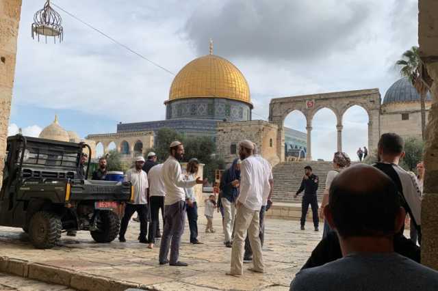 الاحتلال يعزز قواته في الأقصى ويحكم إغلاقه للضفة ومعابر غزة