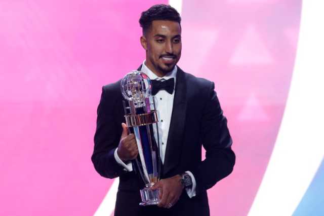 السعودي الدوسري يفوز بجائزة أفضل لاعب في آسيا