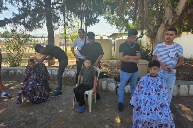 حلاقة بالمجان.. متطوعون لتزيين رؤوس النازحين في مدارس صور اللبنانية