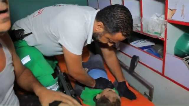 أمل لم يكتمل.. مسعف يكافح من أجل حياة طفل بغزة