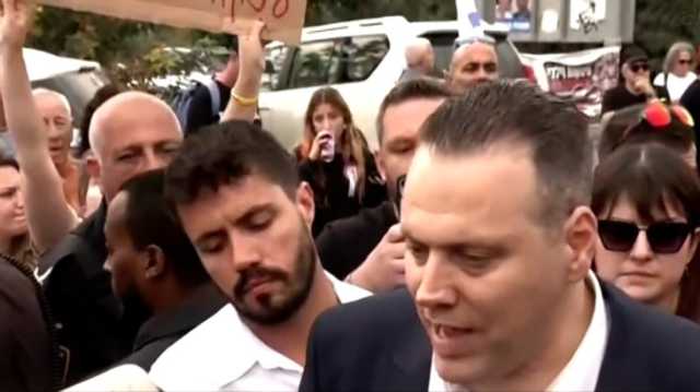 أهالي المحتجزين الإسرائيليين يطردون وزيرا ويتساءلون: هل قتل الجيش مختطفتين؟